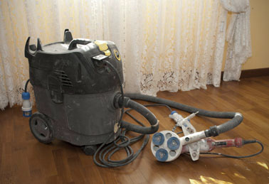 Levigatura, finitura di scale, pareti in legno a planetario